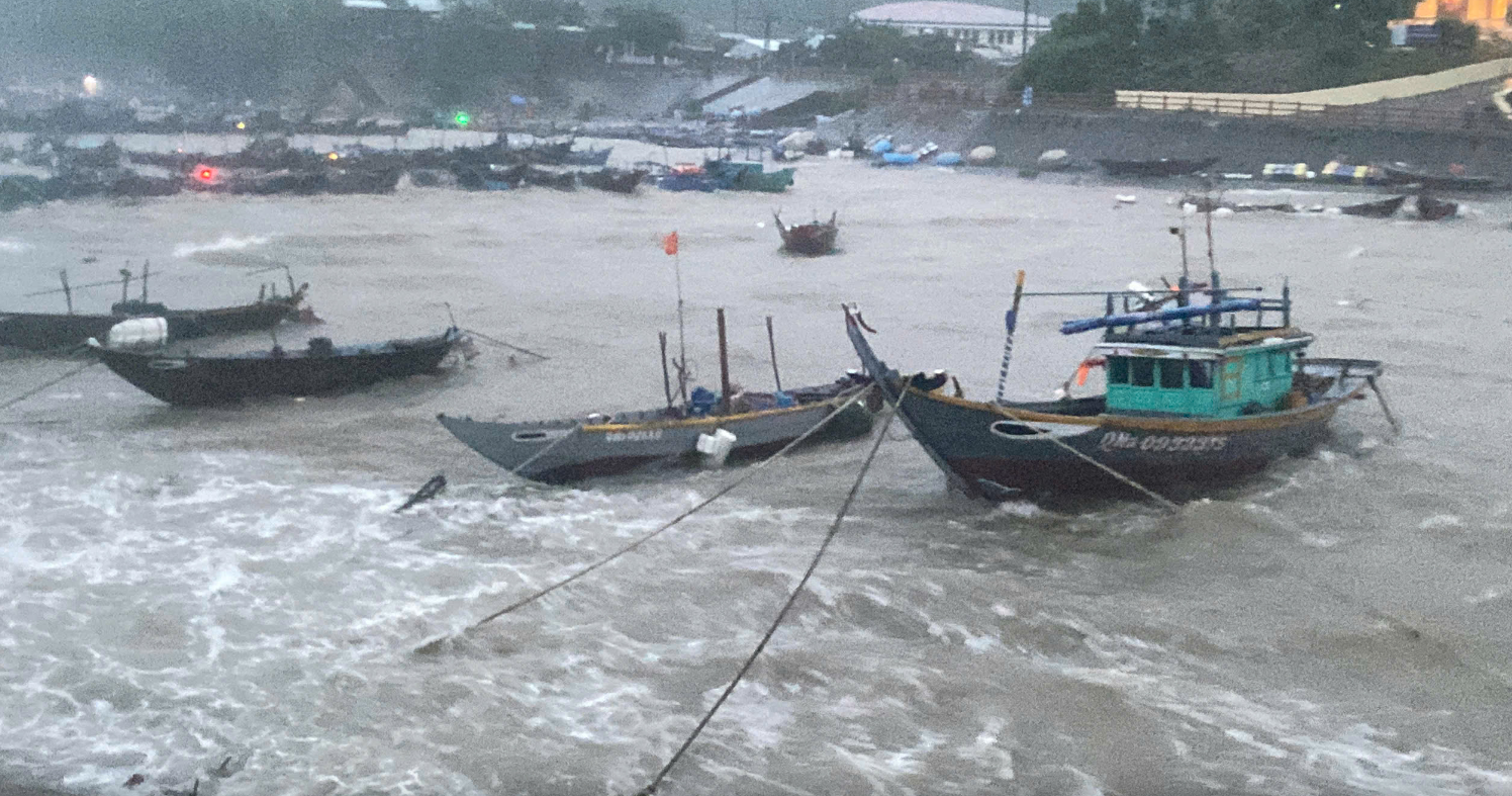 Bão số 6 giật cấp 12, áp sát Quảng Trị, Quảng Nam